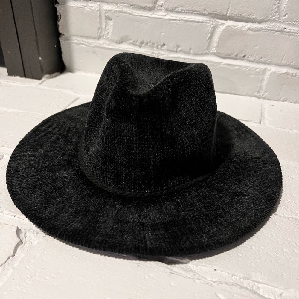 Adjustable nine-west floppy hat.